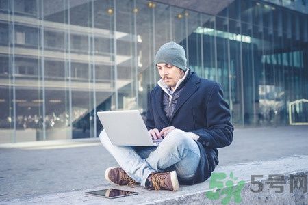 筆記本電腦放大腿上上網(wǎng)會(huì)導(dǎo)致不孕嗎?