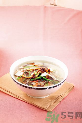 簡(jiǎn)單蔬菜湯的做法有哪此些？蔬菜湯有美容的功效嗎