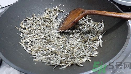 小魚干怎么炒好吃？蜜汁小魚干的做法