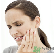 20歲長(zhǎng)智齒正常嗎？長(zhǎng)智齒牙疼該怎么辦？