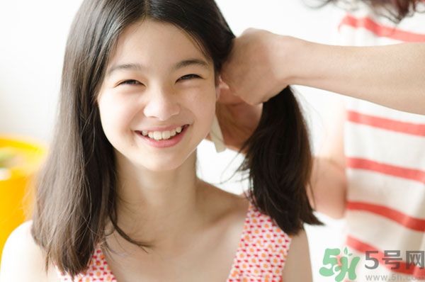 先用護(hù)發(fā)素還是先用洗發(fā)水？洗發(fā)水護(hù)發(fā)素的使用順序？
