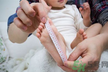 寶寶第一雙鞋有啥講究？寶寶學(xué)步鞋怎么選