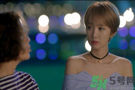 穿露肩服裝好搭配嗎？露肩衣服怎么搭配性感？