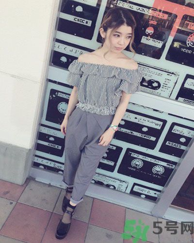 穿露肩服裝好搭配嗎？露肩衣服怎么搭配性感？
