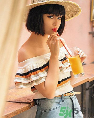 穿露肩服裝好搭配嗎？露肩衣服怎么搭配性感？