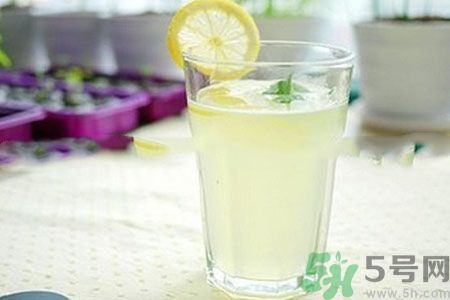 檸檬水怎么喝減肥？檸檬片用多少度的水泡最好？