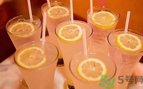 檸檬水怎么喝減肥？檸檬片用多少度的水泡最好？