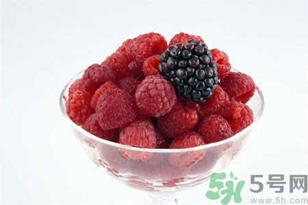 長痘痘肌膚干燥怎么辦？肌膚干燥吃什么食物好？