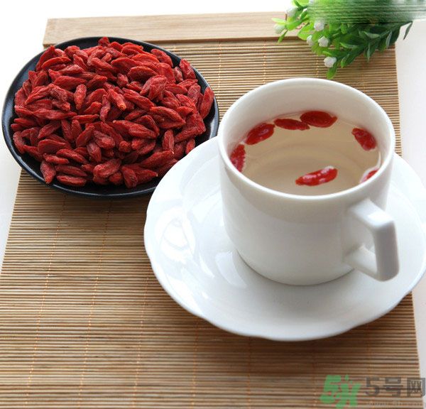 枸杞泡水有什么害處？枸杞泡水喝有什么好處？