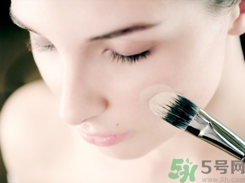 用什么粉餅美白效果好？粉餅與粉底液的區(qū)別？