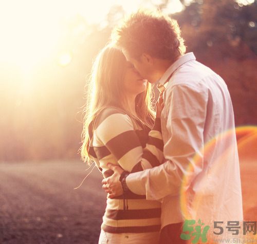 男人劈腿的表現(xiàn)有哪些？怎么判斷一個男人是否劈腿？