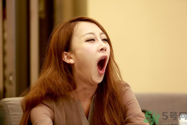 19歲女睡神走哪睡哪竟是??？什么是發(fā)作性睡病？
