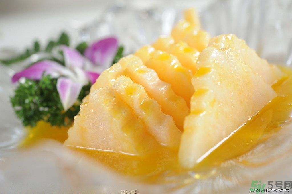 菠蘿發(fā)黑能吃嗎？菠蘿為什么要用鹽水泡？