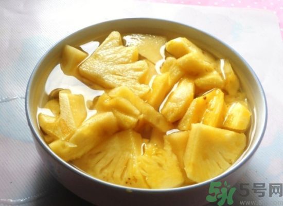 菠蘿發(fā)黑能吃嗎？菠蘿為什么要用鹽水泡？