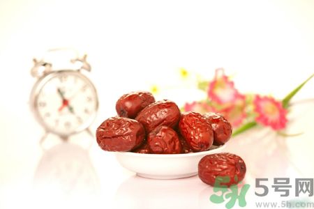 紅棗不能和什么一起吃？紅棗泡水喝會(huì)上火嗎？
