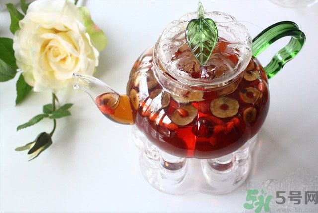 紅棗不能和什么一起吃？紅棗泡水喝會(huì)上火嗎？