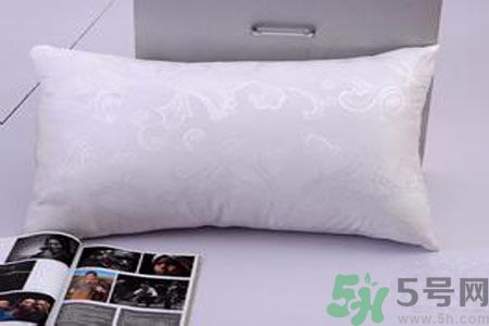 枕頭高好還是低好？睡覺(jué)不枕枕頭好不好？