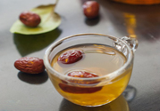 紅棗不能和什么一起吃？紅棗泡水喝會(huì)上火嗎？
