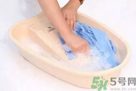 草莓汁弄到衣服上了怎么洗？怎么洗掉草莓汁？