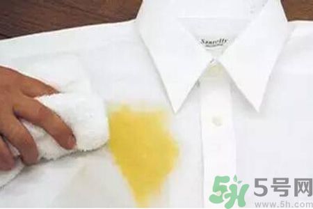 草莓汁弄到衣服上了怎么洗？怎么洗掉草莓汁？
