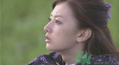 ?17歲女生有喉結(jié)正常嗎？17歲女生喉結(jié)突出怎么辦？