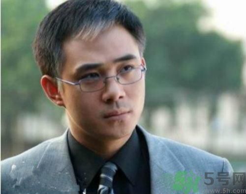年輕人長白頭發(fā)怎么辦？年輕人長白頭發(fā)是什么原因？