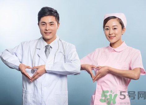 高血脂會(huì)頭暈嗎？高血脂會(huì)引起高血壓?jiǎn)幔?/h1>

時(shí)間：2016-03-30 09:25:24 編輯：本站整理 1180
分享至：



 c_4(); 
高血脂、高血壓、高血糖被稱為“三高”，三者關(guān)系密切。高血脂的危害要凌駕于高血壓之上，有高血脂患者會(huì)覺得頭暈頭疼，這是正常的嗎？高血脂會(huì)引起高血壓?jiǎn)幔?/p>高血脂的癥狀首先：輕度高血脂通常沒有任何不舒服的感覺，但沒有癥狀不等于血脂不高，定期檢查血脂至關(guān)重要。第二：一般高血脂的癥狀多表現(xiàn)為：頭暈、神疲乏力、失眠健忘、肢體麻木、胸悶、心悸等，還會(huì)與其他疾病的臨床癥狀相混淆，有的患者高血脂但無癥狀，常常是在體檢化驗(yàn)血液時(shí)發(fā)現(xiàn)高脂血癥。另外，高脂血癥常常伴隨著體重超重與肥胖。第三，高血脂較重時(shí)會(huì)出現(xiàn)頭暈?zāi)垦！㈩^痛、胸悶、氣短、心慌、胸痛、乏力、口角歪斜、不能說話、肢體麻木等癥狀，最終會(huì)導(dǎo)致冠心病、腦中風(fēng)等嚴(yán)重疾病，并出現(xiàn)相應(yīng)表現(xiàn)。第四，長(zhǎng)期血脂高，脂質(zhì)在血管內(nèi)皮沉積所引起的動(dòng)脈粥樣硬化，會(huì)引起冠心病和周圍動(dòng)脈疾病等，表現(xiàn)為心絞痛、心肌梗死、腦卒中和間歇性跛行（肢體活動(dòng)后疼痛）。頭暈手麻要小心時(shí)常感到頭暈、頭痛、胸悶氣短、睡眠不好、容易忘事，還覺得手腳發(fā)麻、沉重，這可能是提醒你血脂偏高了，要注意控制了。手背、指關(guān)節(jié)、肘關(guān)節(jié)、臀部、膝關(guān)節(jié)、臀部等部位出現(xiàn)黃色、橘黃色或棕紅色的結(jié)節(jié)、斑塊或疹子，有時(shí)候是手掌出現(xiàn)黃色或橘黃色的條紋。這提示血脂很高，可能是高脂血癥。不過，血脂正常人有時(shí)也會(huì)在上眼皮內(nèi)側(cè)出現(xiàn)“黃色瘤”。胳膊肘、大腿、腳后跟等部位鼓起小腫瘡，表面光滑，大多是黃色，這可能是在提醒你膽固醇高了。腿肚子經(jīng)常抽筋、刺痛也可能是血脂高了，可以去醫(yī)院做血脂檢查。中老年人血脂高了，還可能在眼瞼周圍出現(xiàn)征兆，長(zhǎng)出黃色的疣，提示血脂已經(jīng)很高了，需要盡早干預(yù)。血脂異常高時(shí)，血液中富含甘油三酯的脂蛋白會(huì)從毛細(xì)血管漏出，侵犯到眼睛的黃斑，從而影響視力，一般發(fā)生于嚴(yán)重的高脂血患者。高血脂會(huì)引起脂肪肝，導(dǎo)致肝臟腫大，肝功能發(fā)生變化，食欲受到影響。因此，出現(xiàn)食欲不振也有可能是高血脂引起的。高血脂會(huì)引起高血壓?jiǎn)?/h3>高血脂會(huì)引起高血壓。一般高血壓和高血脂會(huì)同時(shí)發(fā)生,因?yàn)樗麄兊奈ｋU(xiǎn)因素都非常相似,例如肥胖,例如吸煙等等。大量的醫(yī)學(xué)研究表明，血脂水平與血壓高低之間確實(shí)存在著密切的關(guān)系。有人調(diào)查研究了16,525名健康男性，發(fā)現(xiàn)在40歲后，舒張壓（即低壓）超過110毫米汞柱（mmHg）者比舒張壓小于70mmHg者的血膽固醇值平均升高0.71毫摩爾/升（mmol/L）。這是因?yàn)檠呤寡芩神Y發(fā)生障礙，因而造成血管常處于收縮狀態(tài)。所以，血脂高的病人常伴有高血壓。所以高血脂會(huì)導(dǎo)致高血壓，在人體內(nèi)形成動(dòng)脈粥樣硬化以后，會(huì)導(dǎo)致心肌功能紊亂，血管緊張素轉(zhuǎn)換酶會(huì)大量激活，促使血管動(dòng)脈痙攣，誘致腎上腺分泌升壓素，導(dǎo)致血壓升高。人體一旦形成高血壓，會(huì)使血管經(jīng)常處于痙攣狀態(tài)，而腦血管在硬化后內(nèi)皮受損，導(dǎo)致破裂，形成出血性腦中風(fēng)，而腦血管在栓子式血栓形成狀態(tài)下淤滯，導(dǎo)致腦血栓和腦栓塞。高血脂愛欺負(fù)這些人有高血脂家族史者；體型肥胖者；中老年人；長(zhǎng)期高糖飲食者；絕經(jīng)后婦女；長(zhǎng)期吸煙、酗酒者；習(xí)慣于靜坐的人；生活無規(guī)律、情緒易激動(dòng)、精神處于緊張狀態(tài)者；肝腎疾病、糖尿病、高血壓等患者。 

 b_4(); 


補(bǔ)氣血的中藥有哪些？哪些中藥補(bǔ)氣血？
高血脂不能吃什么食物？高血脂要注意什么？

網(wǎng)站首頁
返回欄目


相關(guān)文章

1頭暈和耳鳴有關(guān)系嗎 頭暈耳鳴是怎么回事浏览:3468 2頭暈和頭昏的癥狀區(qū)別 頭暈和頭昏一樣嗎浏览:1万+ 1頭暈是不是頸椎引起的 頭暈跟頸椎有關(guān)系嗎 2頭暈惡心想吐是什么原因造成的 頭暈惡心是什么病的癥狀 3頭暈怎么緩解 頭暈掛什么科 44腰痛會(huì)引起腹痛嗎 腰痛會(huì)引起頭暈嗎 5頸椎病頭暈怎么治療效果好 頸椎病吃什么藥效果最好 


熱門文章


針灸一次要扎多長(zhǎng)時(shí)間？針灸可以幾天做一次？刮痧板每天刮臉好嗎？刮痧板刮臉后要洗臉嗎 

針灸的功效與作用價(jià)值及其禁忌注意事項(xiàng)靈芝不適合什么人吃 食用靈芝的四大禁忌膏肓的準(zhǔn)確位置圖 膏肓穴痛跟什么有關(guān)膝蓋能拔罐嗎？膝蓋疼可以拔罐嗎？花椒不適合哪些人泡腳？女人用花椒水泡腳好嗎艾灸貼有用嗎?艾灸貼貼肚臍的功效頭痛可以在額頭上拔火罐嗎？額頭上拔火罐有什么好處？針灸可以天天扎嗎？針灸可以每天扎嗎艾灸多久做一次？艾灸一次多長(zhǎng)時(shí)間為好揪痧是什么？揪痧的好處有哪些？教你如何看生命線長(zhǎng)短揪痧和刮痧哪個(gè)效果比較好？揪痧和刮痧的區(qū)別？ 


5H跟帖 
















網(wǎng)友評(píng)論僅供其表達(dá)個(gè)人看法，并不表明5h立場(chǎng)。





		var mydate = new Date();
		var year = mydate.getFullYear();
		var month = mydate.getMonth();
		var day = mydate.getDate()
		var nowdate = year+"-"+month+"-"+day
		
		$("#imageField").click(function(){
			var commentcont = $(".comment-text").val();
			if($(".comment-text").val()==""){
				alert("您沒什么話要說嗎？");
			}else{
				var data = {
					nomember:1,
					saytext:commentcont,
					id : $("#id").attr("value"),
					ecmsfrom : $("#ecmsfrom").attr("value"),
					classid : $("#classid").attr("value"),
					enews : $("#enews").attr("value"),
					repid : $("#repid").attr("value")
				};				
				$.ajax({
					type: "POST",
					url: "/e/pl/doaction.php",
					data: data,
					dataType:'text',
					success: function(msg){
						$(".comment-text").val("");
						$(".comment-body").prepend('<li><div   id="ptf5rvj"   class="combd-title"><span id="jlt7dlf"    class="title">本站網(wǎng)友:匿名</span><span id="t7hhbdt"    class="time">'+nowdate+'</span></div><p class="combd-bd">'+commentcont+'</p></li>')
					}
				});
			}	
		})	
	
 
