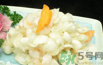 孕婦能吃百合,百合雖能補(bǔ)氣，亦傷肺氣，不宜多服。 另百合風(fēng)寒咳嗽、虛寒出血、脾胃不佳者忌食 百合味甘，性微寒。歸心、肺經(jīng)。 百合鮮品含黏液質(zhì)，具有潤燥清熱作用，中醫(yī)用之治療肺燥或肺熱咳嗽等癥常能奏效。 功能主治 　　養(yǎng)陰潤肺，清心安神。用于陰虛久咳，痰中帶血，虛煩驚悸，失眠多夢，精神恍惚。 　　具有養(yǎng)陰潤肺止咳功效，用于肺陰虛的燥熱咳嗽，痰中帶血，如百花膏。治肺虛久咳，勞嗽咯血，如百合固金湯。 　　具有清心安神功效，用于熱病余熱未清，虛煩驚悸，失眠多夢等。藥用時煎服，10～30g。清心宜生用，潤肺蜜炙用。 養(yǎng)陰清熱，滋補(bǔ)精血。 孕婦吃百合有什么好處 百合的營養(yǎng)非常豐富，孕期吃點(diǎn)百合對胎兒有很大的幫助，百合別名蒜腦薯，其根如大蒜，味如山薯，既是甜美的食品，也是有益的藥物。孕婦吃百合能補(bǔ)充維生素B1、B2、鈣、磷、鉀等營養(yǎng)成分。百合性平味甘，還能補(bǔ)中益氣，養(yǎng)陰潤肺，止咳平喘，利大小便。 1、潤肺止咳、清心安神，可用于肺癆咯血、肺虛久咳、虛煩驚悸、失眠及熱病后余熱未清、心煩口渴等癥。 2、美容功效，百合富含鉀，有利于加強(qiáng)肌肉興奮度，促使代謝功能協(xié)調(diào)，使皮膚富有彈性，減少皺紋。尤其適宜工作壓力大的人群。對面部扁平疣、痤瘡、雀斑、皮膚干燥等總是都有一定療效。常食可使肌膚潤澤，皮膚白嫩，減少皺紋，延緩衰老。 3、百合還含有一種水解秋水仙堿，有滋養(yǎng)安神作用。 4、百合是一味滋補(bǔ)妙晶，補(bǔ)益而兼清潤，最適宜于內(nèi)有虛火之虛弱癥者。 5、能保護(hù)血管、降低血漿膽固醇，有效預(yù)防高血壓，降低血糖。 6、食用百合能增進(jìn)大腸功能，促進(jìn)排便通暢。 7、百合含有的多種生物堿還能抑制癌細(xì)胞繁殖，有抗癌作用。 孕婦吃百合的注意事項(xiàng) 百合富含蛋白質(zhì)、糖、磷、鐵以及多種微量元素，孕婦吃百合不僅能補(bǔ)充身體所需的能量微量元素，還可以開胃、安神，有助于增強(qiáng)體質(zhì)的作用。但這并不意味百合對孕婦都是安全的，孕婦在食用的時候也有需要注意的地方哦。 1、風(fēng)寒咳嗽、虛寒出血、脾胃不佳者忌食百合 從對鼠類、犬類的實(shí)驗(yàn)中發(fā)現(xiàn)長時間大劑量食用會導(dǎo)致肺、腎的損壞及對白細(xì)胞、野生百合全株血小板的影響，即使是食用百合也有一定毒性，建議使用前向醫(yī)師咨詢。直接接觸生的球莖可能會引起皮膚瘙癢，吞噬生的球莖可能會引起嘔吐、拉肚子等癥狀。 2、對百合過敏的人不宜吃百合 百合有可能成為過敏原的，如果是對百合過敏的話，食用百合就可能造成皮膚紅腫、經(jīng)常性腹瀉、消化不良、頭痛、咽喉疼痛、哮喘等過敏癥狀了，所以此類人群也要避免食用百合。 3、不宜多吃 百合作為一種保健食品同時也是一種良好的藥材。是藥三分毒，長期食用對身體會有較大的傷害，如產(chǎn)生對此藥物的依賴性。所以孕婦不宜多吃。 4、選擇新鮮優(yōu)質(zhì)的百合 新鮮的食材做出的菜肴風(fēng)味好，營養(yǎng)價值高，所以很多人都喜歡吃。購買新鮮的百合時應(yīng)挑選個大的、顏色白、瓣勻、肉質(zhì)厚、底部凹處泥土少的。如果百合顏色發(fā)黃、凹處泥土濕潤，可能已經(jīng)爛心，此時就不宜食用了。如果是購買干百合的話，則是已干燥、無雜質(zhì)、肉厚且晶瑩剔透為佳。 5、不宜直接碰觸新鮮百合 百合具有一定毒性，直接接觸生的球莖可能會引起皮膚瘙癢，吞噬生的球莖可能會引起嘔吐、拉肚子等癥狀。 6、烹調(diào)方式健康 孕期飲食不宜過重口味，孕婦吃百合的時候應(yīng)盡量避免高油高溫過久的方式，以免上火、消化不良不舒服。