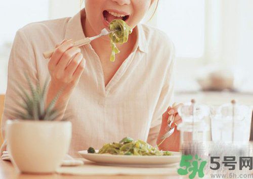 胃潰瘍吃什么食物好？調(diào)理胃潰瘍的方法有哪些？
