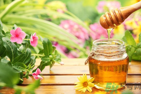 胃潰瘍可以喝蜂蜜嗎？服用蜂蜜要注意什么？