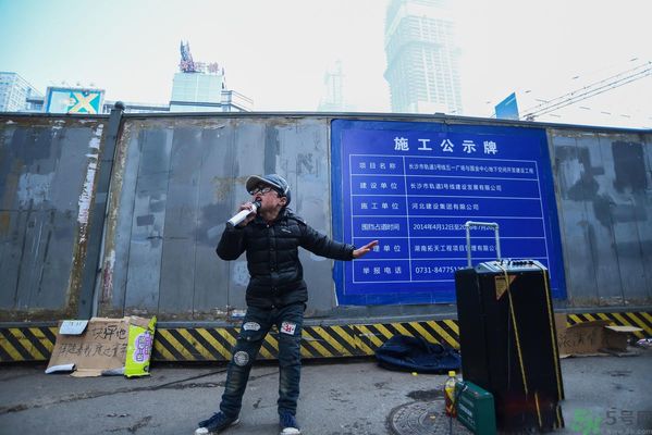 9歲賣唱男孩撐起一個家 父母怎樣教育孩子？