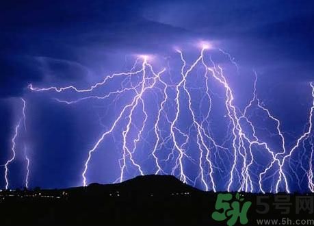 一家人掃墓遭雷擊是怎么回事？出行怎樣避雷？