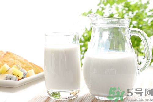 牛奶和酸奶哪個(gè)更加健康？牛奶和酸奶哪個(gè)更好？