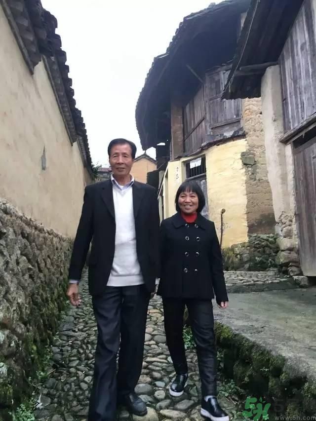 浙江富翁棄億萬(wàn)資產(chǎn)與農(nóng)婦結(jié)婚  怎樣追求真愛(ài)才好？