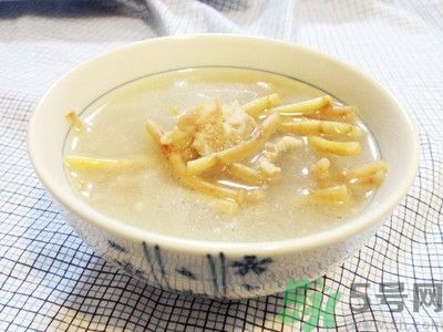 魚腥草可以和雪梨冰糖煮水喝嗎？魚腥草雪梨煲有什么好？