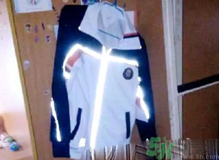 校服帶反光標(biāo)志防早戀是怎么回事？校服為什么要帶反光標(biāo)志？