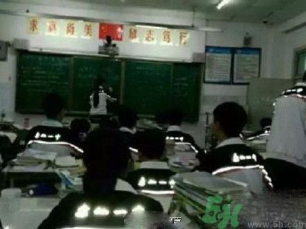 校服帶反光標(biāo)志防早戀是怎么回事？校服為什么要帶反光標(biāo)志？