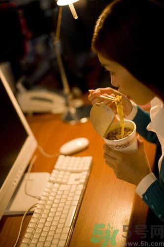 晚上12點吃東西好嗎？晚上12點吃東西會胖嗎？