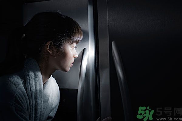 晚上12點吃東西好嗎？晚上12點吃東西會胖嗎？