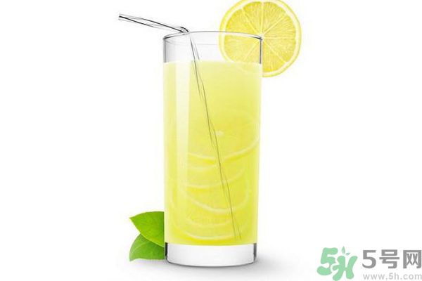 每天喝檸檬水能美白嗎？每天喝檸檬水好不好？