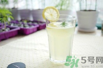 每天喝檸檬水能美白嗎？每天喝檸檬水好不好？