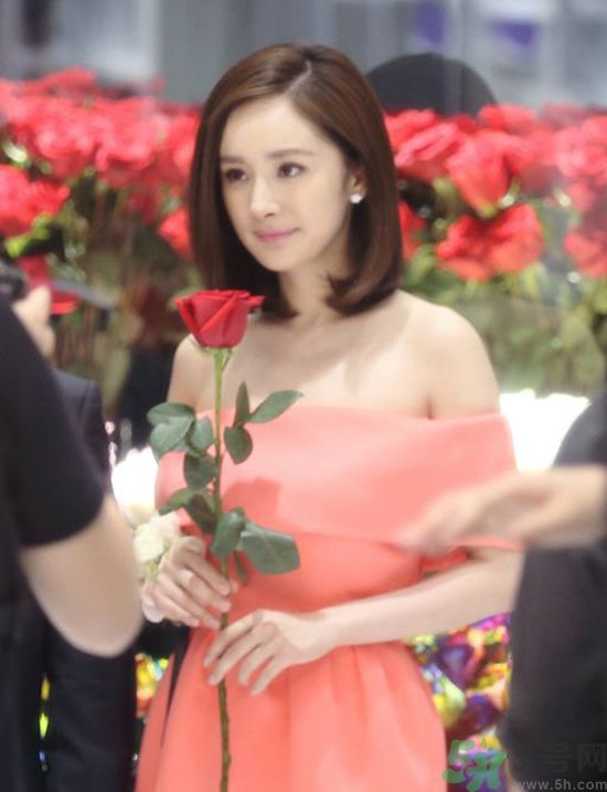 一字肩衣服適合什么人？一字肩衣服怎么穿？