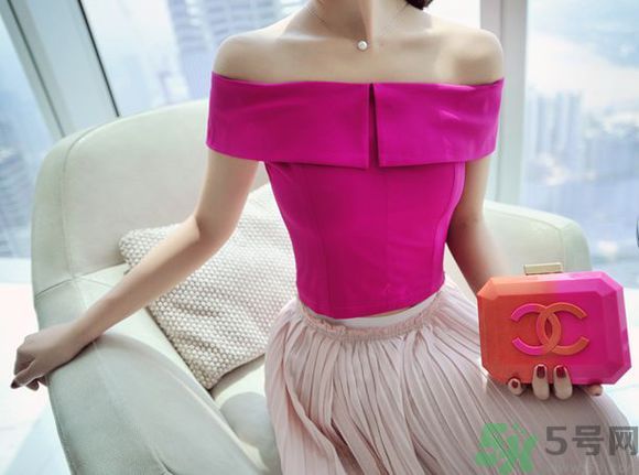 一字肩衣服適合什么人？一字肩衣服怎么穿？