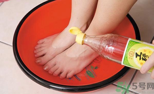 用醋泡腳能治腳臭嗎？泡腳放醋能除腳臭嗎？