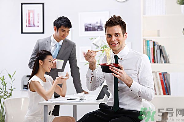 滿漢宴方便面煮著吃泡著吃哪個(gè)好？