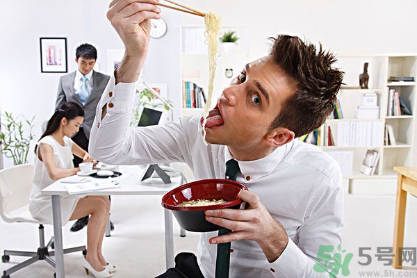 滿漢宴方便面煮著吃泡著吃哪個(gè)好？