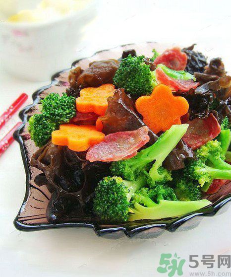 西藍(lán)花炒臘腸怎么做？西藍(lán)花炒臘腸好吃嗎？