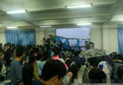 哪個(gè)學(xué)校學(xué)校窗戶突然倒塌？男生拼命護(hù)住女生 ！