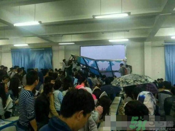 哪個(gè)學(xué)校學(xué)校窗戶突然倒塌？男生拼命護(hù)住女生 ！