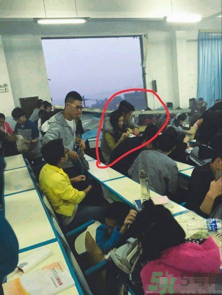 哪個(gè)學(xué)校學(xué)校窗戶突然倒塌？男生拼命護(hù)住女生 ！